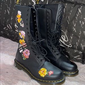 Dr. Martens Triumph 1914 W 14-Eye Boot